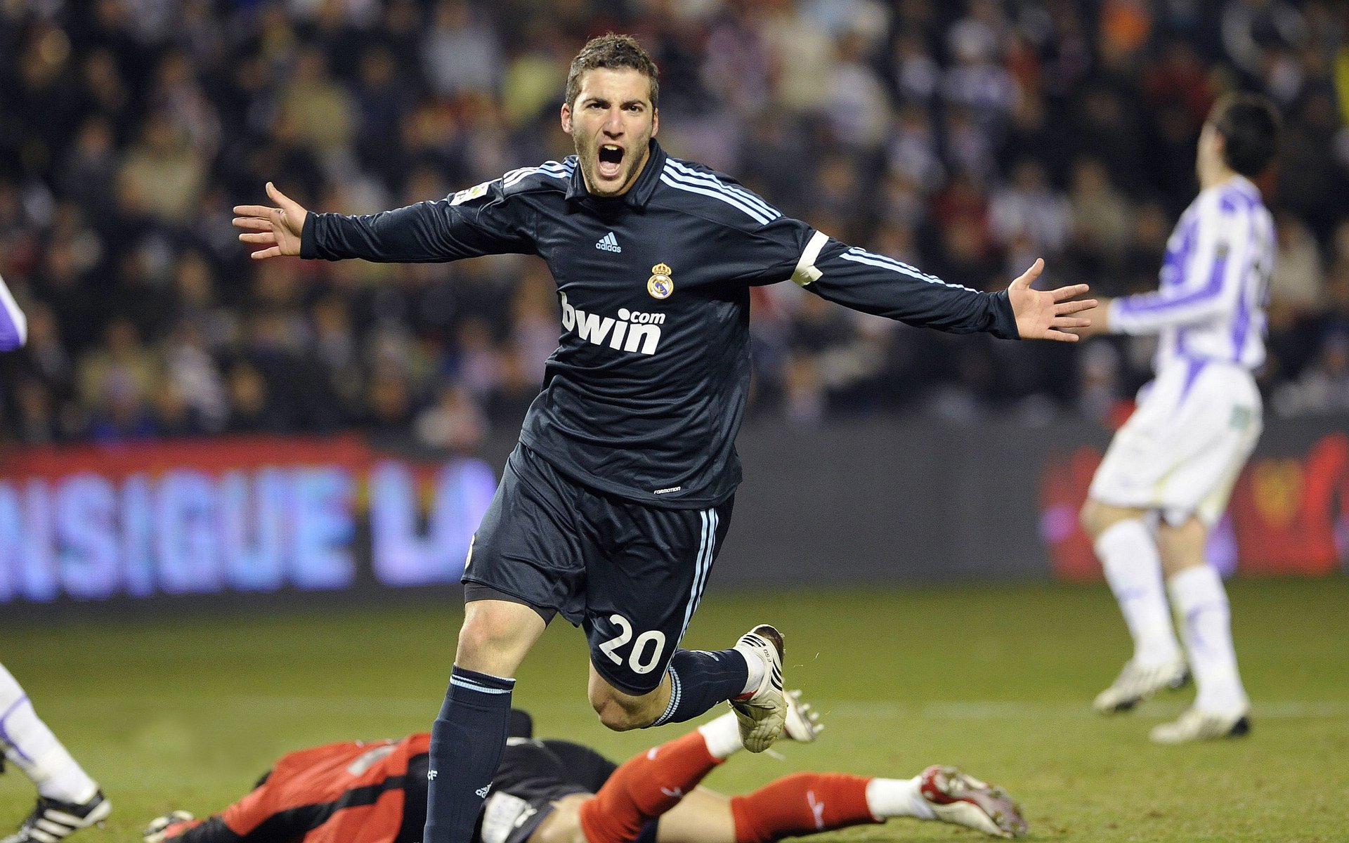 从格列兹曼的防守艺术到日本足球的崛起，一场战术革命的启示